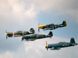 Mustang, P40 Kittyhawk, Spitfire, F4U Corsaire